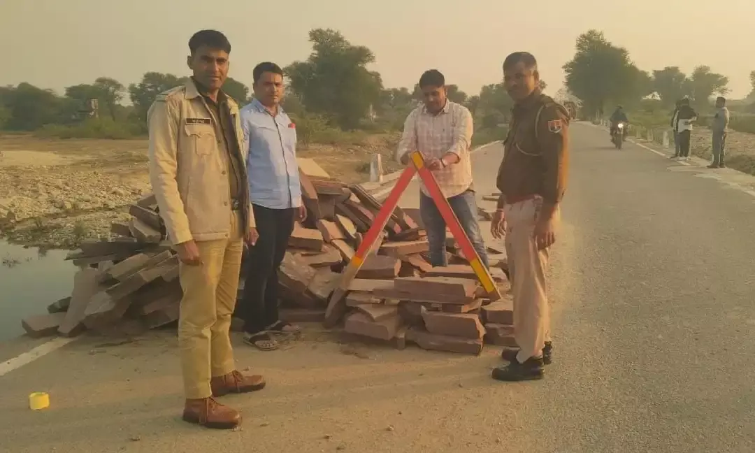 सड़क सुरक्षा सप्ताह के तहत आकोला क्षतिग्रस्त पुलिया पर लगाये रेडियम व संकेतक