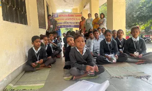 करुणा केंद्र ने बच्चों को बांटे मोजे व चॉकलेट