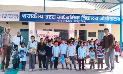 हंसमुख सेवा संस्थान ने जरूरतमंद बच्चों को स्वेटर वितरित किए