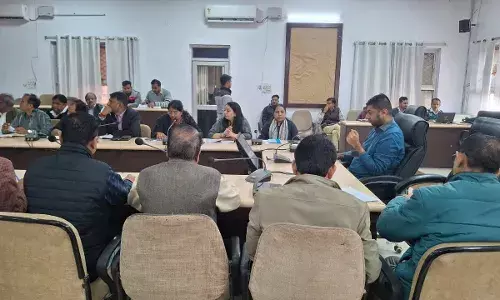 जिला कलेक्टर ने ली साप्ताहिक समीक्षा बैठक, बजट घोषणाओं एवं सतत विकास लक्ष्यों पर दिया विशेष जोर