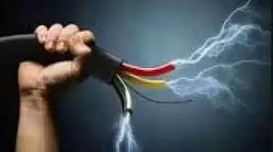 11 केवी लाइन के टूटे तार की चपेट में आये युवक की मौत, गर्दन कटकर अलग, मुआवजे के लिए प्रदर्शन