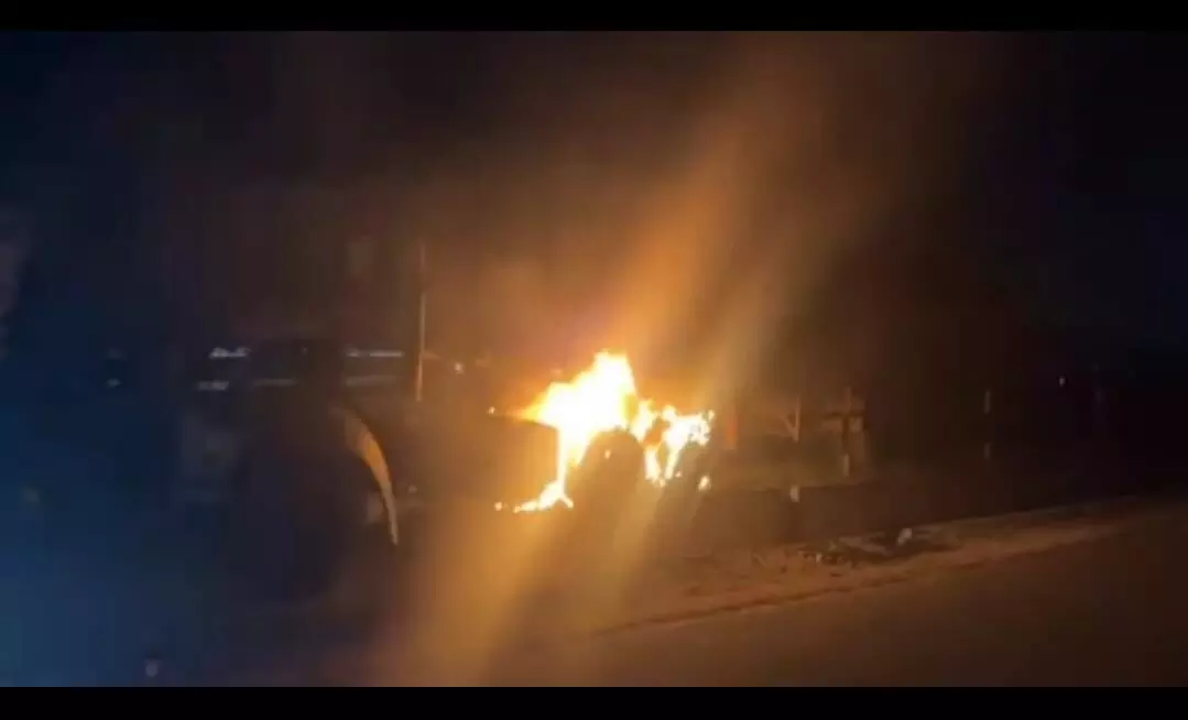 चलते ट्रक में अचानक लगी आग, चालक ने कूदकर बचाई जान
