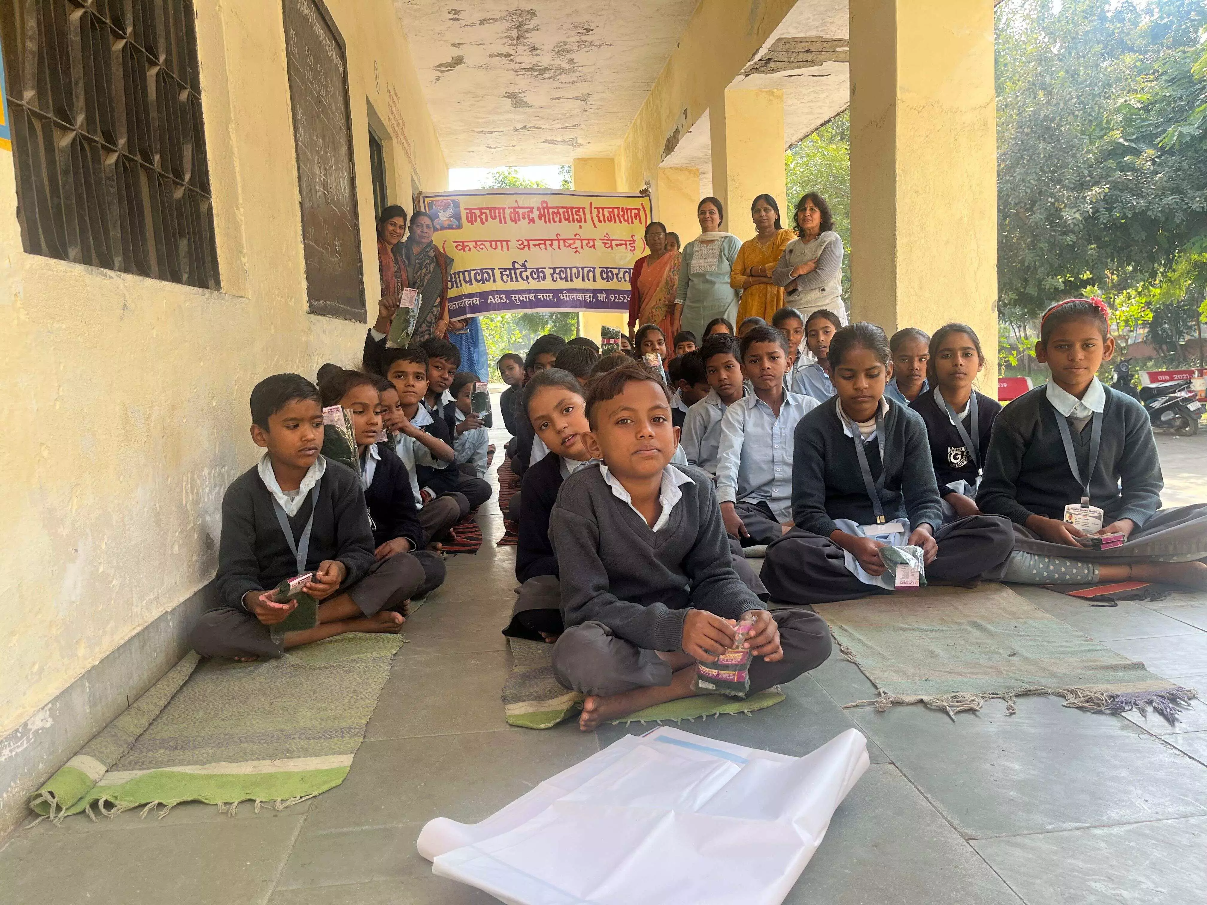 करुणा केंद्र ने बच्चों को बांटे मोजे व चॉकलेट