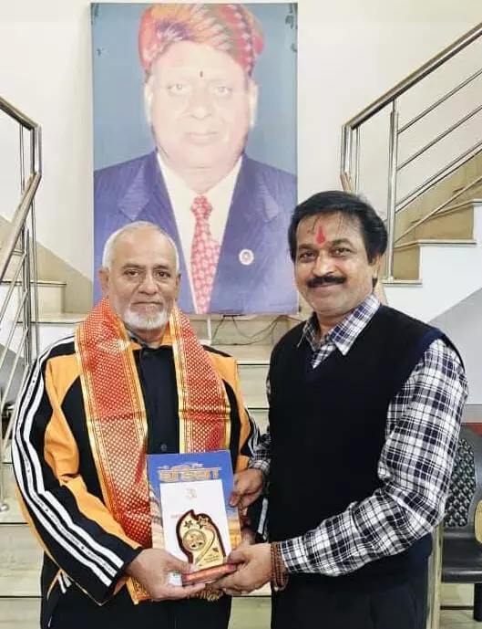 पत्रकार खान सम्‍मान‍ित