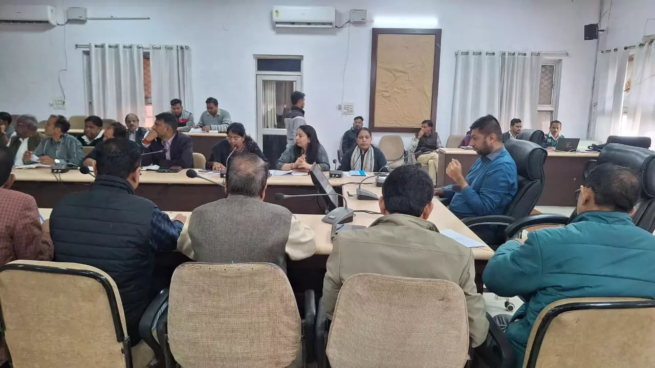 जिला कलेक्टर ने ली साप्ताहिक समीक्षा बैठक, बजट घोषणाओं एवं सतत विकास लक्ष्यों पर दिया विशेष जोर