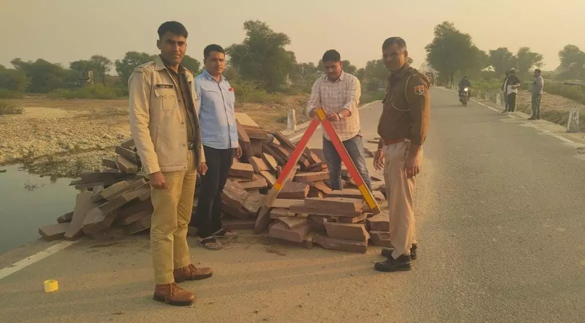 सड़क सुरक्षा सप्ताह के तहत आकोला क्षतिग्रस्त पुलिया पर लगाये रेडियम व संकेतक