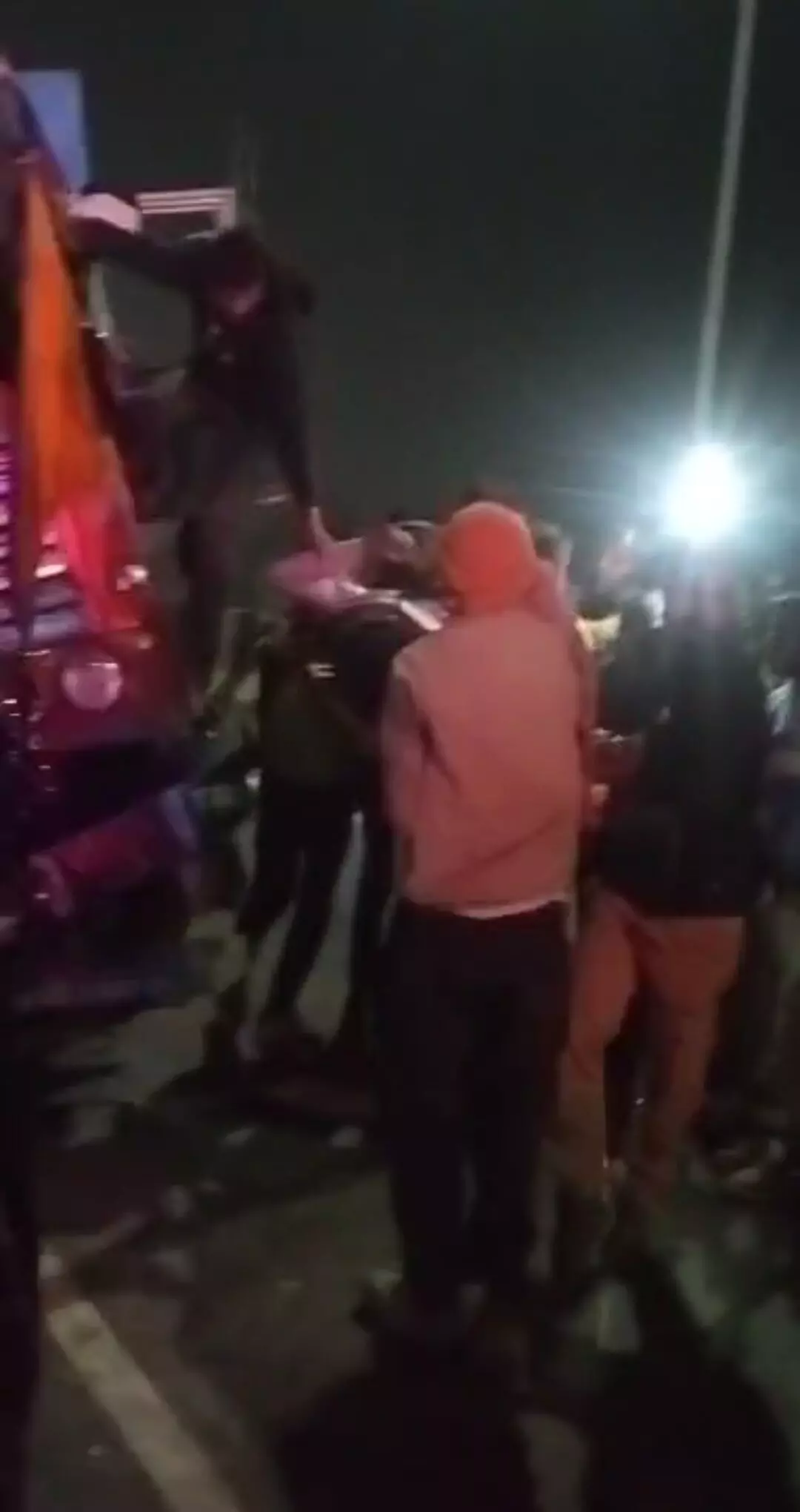 भदाली खेड़ा और ब्रिज पर हादसा, दो ट्रैकों की भिड़ंत के बाद दो किलोमीटर लंबा जाम लगा