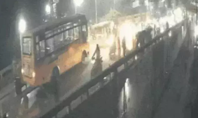 अंबरनाथ फ्लाईओवर पर दिल दहला देने वाला हादसा: हार्टअटैक के बाद बेकाबू कार ने 5 वाहनों को रौंदा, 4 की मौत, 3 घायल अंबरनाथ फ्लाईओवर पर दिल दहला देने वाला हादसा: हार्टअटैक के बाद बेकाबू कार ने 5 वाहनों को रौंदा, 4 की मौत, 3 घायल