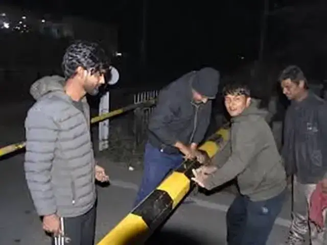 टेंपो की रेलवे फाटक से जोरदार टक्कर, फाटक क्षतिग्रस्त, ड्राइवर फरार टेंपो की रेलवे फाटक से जोरदार टक्कर, फाटक क्षतिग्रस्त, ड्राइवर फरार