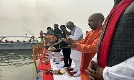 मुख्यमंत्री योगी ने मां गंगा का किया पूजन, बड़े हनुमान के चरणों में झुकाया शीश