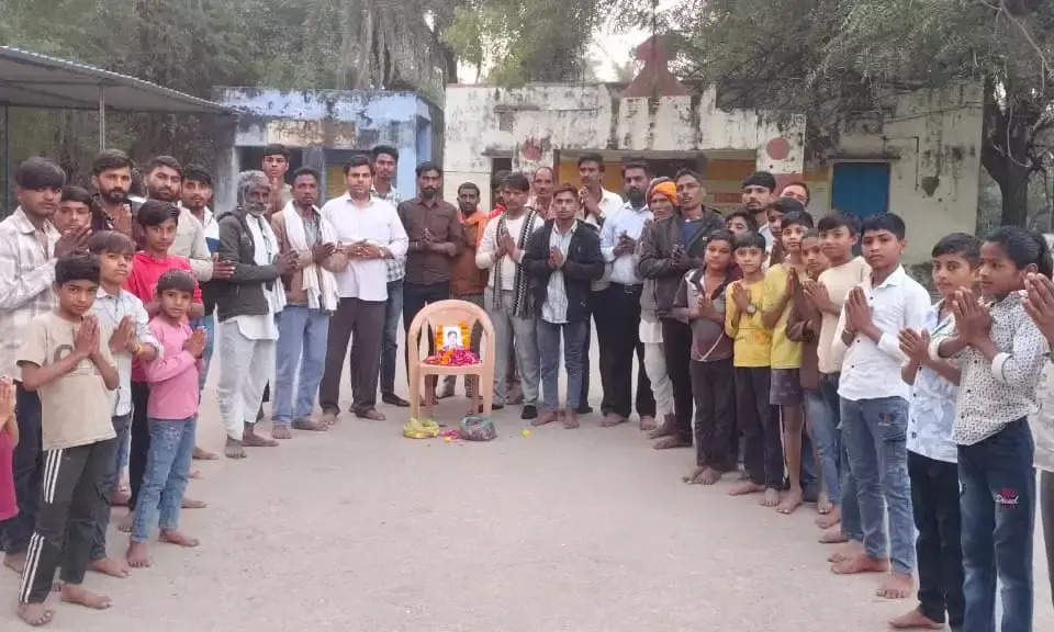 भ्रष्टाचार के दबाव में आए ग्राम विकास अधिकारी मीणा को दी भावभीनी श्रद्धांजलि