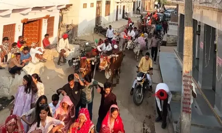 बैलगाड़ियों से मायरा भरने आए भाई,सुवालका समाज ने जीवंत की पुरानी राजस्थानी परंपरा बैलगाड़ियों से मायरा भरने आए भाई,सुवालका समाज ने जीवंत की पुरानी राजस्थानी परंपरा