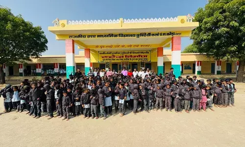 कुंडिय़ा कलां में 400 विद्यार्थियों को बांटे स्वेटर, भामाशाहों की सराहनीय पहल