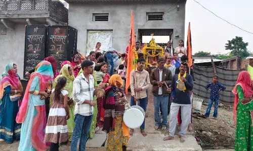 ढ़ेलाणा में चारभुजानाथ की शोभायात्रा निकाली