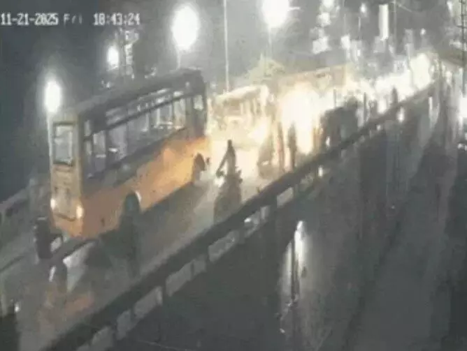 अंबरनाथ फ्लाईओवर पर दिल दहला देने वाला हादसा: हार्टअटैक के बाद बेकाबू कार ने 5 वाहनों को रौंदा, 4 की मौत, 3 घायल