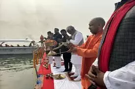 मुख्यमंत्री योगी ने मां गंगा का किया पूजन, बड़े हनुमान के चरणों में झुकाया शीश
