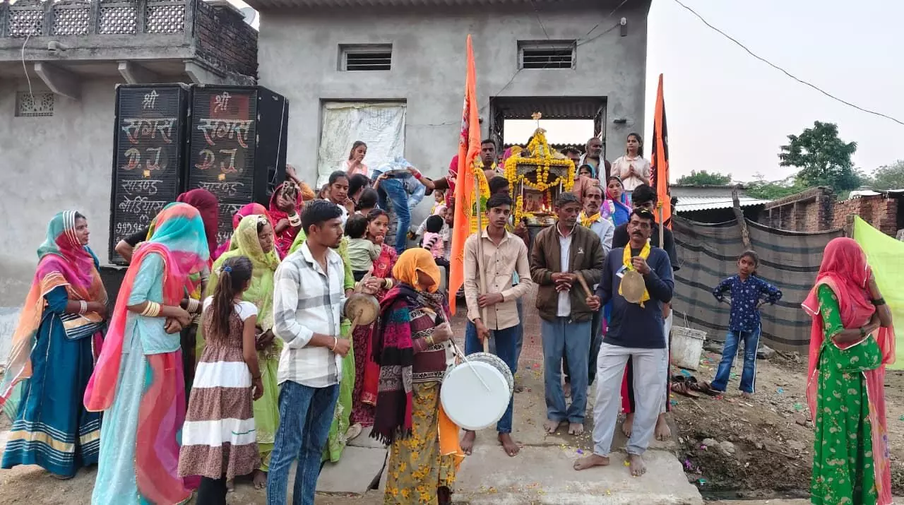 ढ़ेलाणा में चारभुजानाथ की शोभायात्रा निकाली ढ़ेलाणा में चारभुजानाथ की शोभायात्रा निकाली