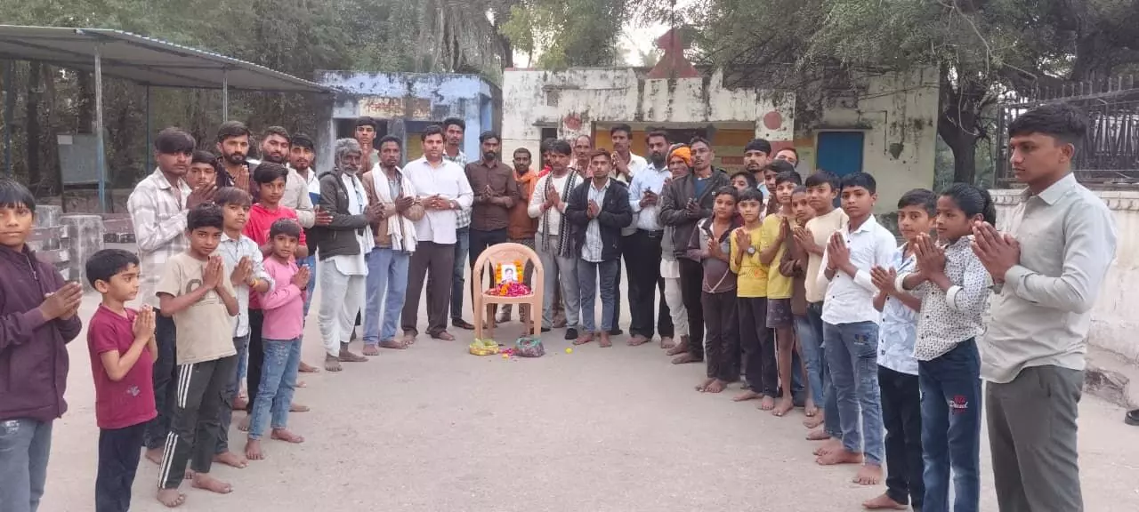 भ्रष्टाचार के दबाव में आए ग्राम विकास अधिकारी मीणा को दी भावभीनी श्रद्धांजलि