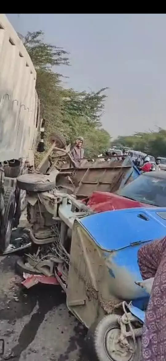 6 वाहन भिड़े — बाल-बाल बचे लोग, घंटों जाम