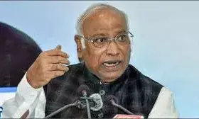 नोटबंदी और लॉकडाउन की तर्ज पर जल्दबाजी में लागू हुआ एसआईआर, बीएलओ की मौतों पर कांग्रेस का तीखा वार नोटबंदी और लॉकडाउन की तर्ज पर जल्दबाजी में लागू हुआ एसआईआर, बीएलओ की मौतों पर कांग्रेस का तीखा वार