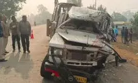 मध्य प्रदेश में टूरिस्ट गाड़ी खड़े ट्रक से टकराई, एक की मौत, 12 घायल