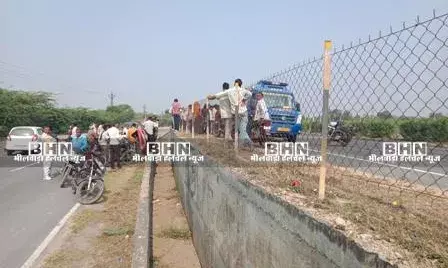 बाइक सवार दंपति को तेज रफ्तार ट्रक ने मारी टक्कर, पति की मौत, पत्नी