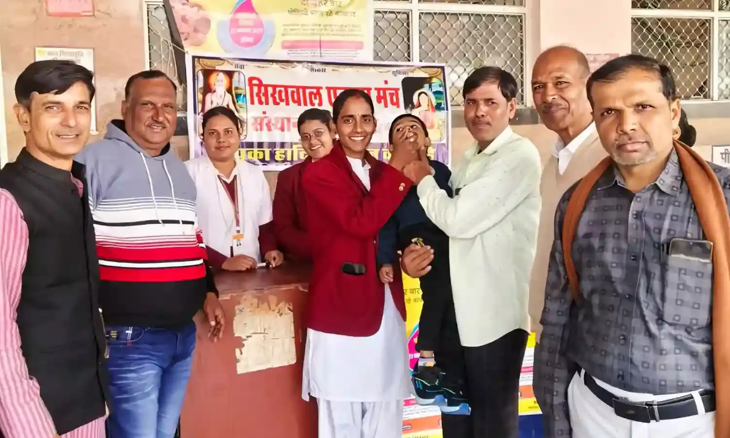 सिखवाल एकता मंच ने रेलवे स्टेशन पर नन्हें बच्चों को पिलाई पोलियो की दवा सिखवाल एकता मंच ने रेलवे स्टेशन पर नन्हें बच्चों को पिलाई पोलियो की दवा