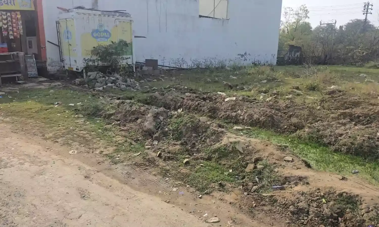 महावीर कॉलोनी वार्ड 16 में नाली निर्माण की कमी से बढ़ी गंदगी और परेशानी