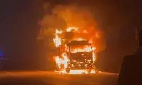 अजमेर हाईवे पर चलते ट्रेलर में भीषण आग, पेपर रोल जलकर खाक अजमेर हाईवे पर चलते ट्रेलर में भीषण आग, पेपर रोल जलकर खाक