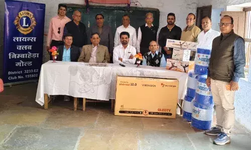 राजकीय विद्यालय को एलईडी, पंखे व पानी की केन भेंट की