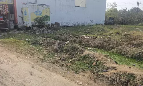 महावीर कॉलोनी वार्ड 16 में नाली निर्माण की कमी से बढ़ी गंदगी और परेशानी