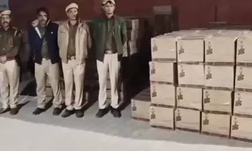 चावल के कट्टों के नीचे छिपी करोड़ों की शराब पकड़ी गई, ट्रक चालक फरार