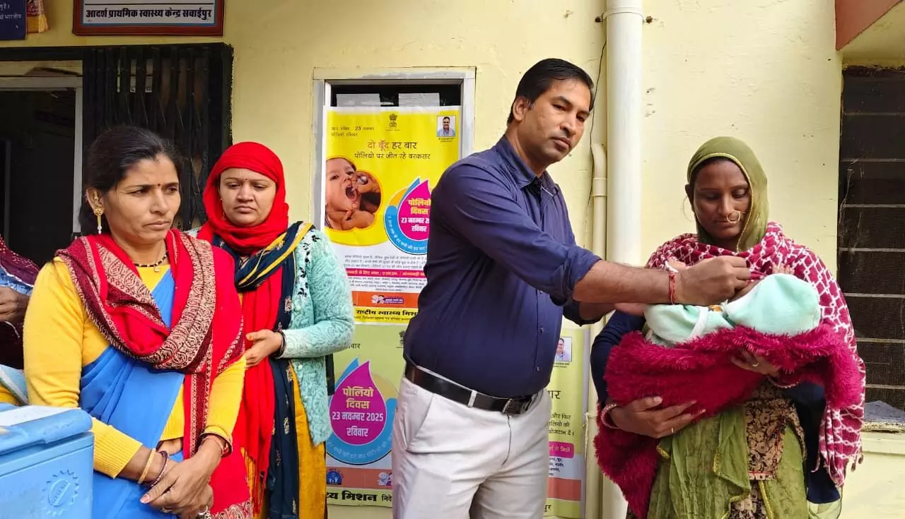 बच्चों ने गटकी दो बूंद जिंदगी की पोलियो की खुराक बच्चों ने गटकी दो बूंद जिंदगी की पोलियो की खुराक