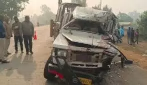 मध्य प्रदेश में टूरिस्ट गाड़ी खड़े ट्रक से टकराई, एक की मौत, 12 घायल