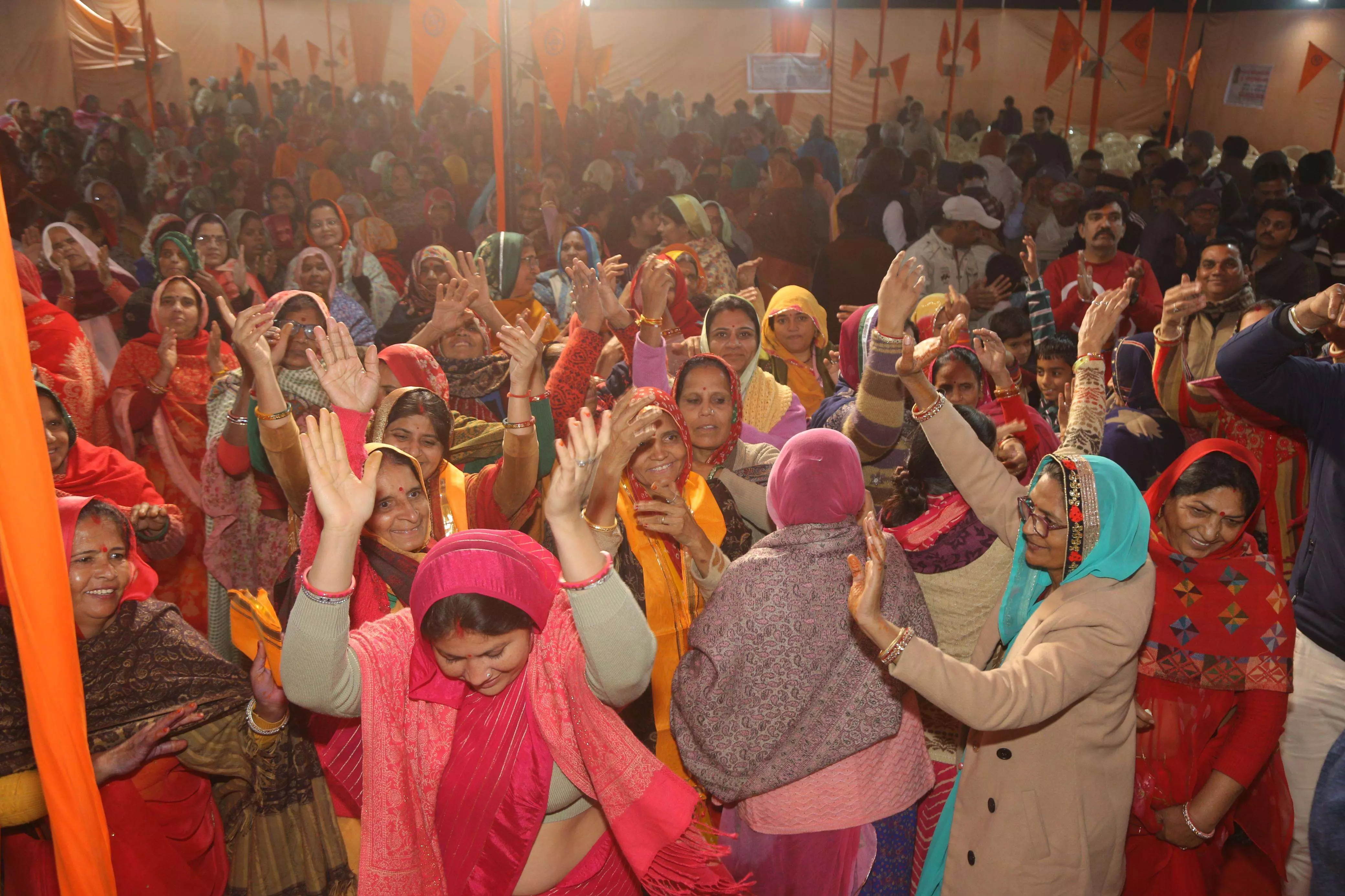 भागवत कथा में धूम धाम से मनाया कृष्ण जन्मोत्सव