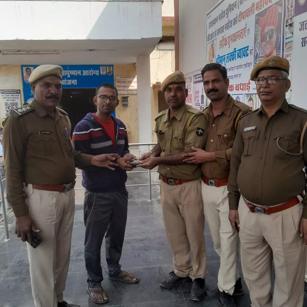 MGH टीम ने खोया हुआ पर्स लौटाकर शर्मा को पहुँचाया