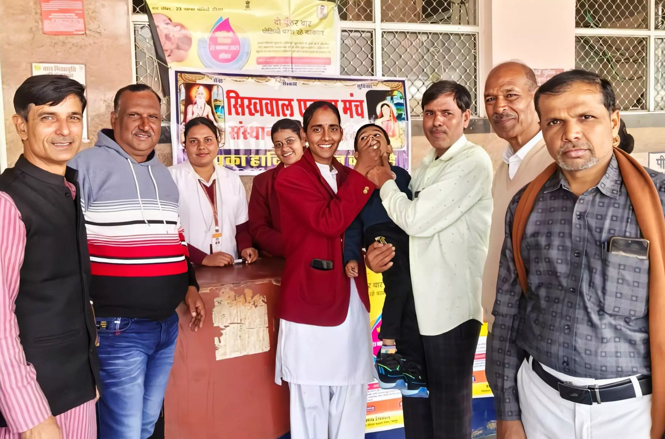 सिखवाल एकता मंच ने रेलवे स्टेशन पर नन्हें बच्चों को पिलाई पोलियो की दवा