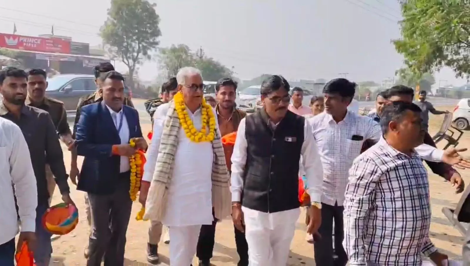 सवाईपुर में कृषि मंत्री मीणा का किया स्वागत, ग्रामीणों ने खाद संकट के समाधान की मांग रखी