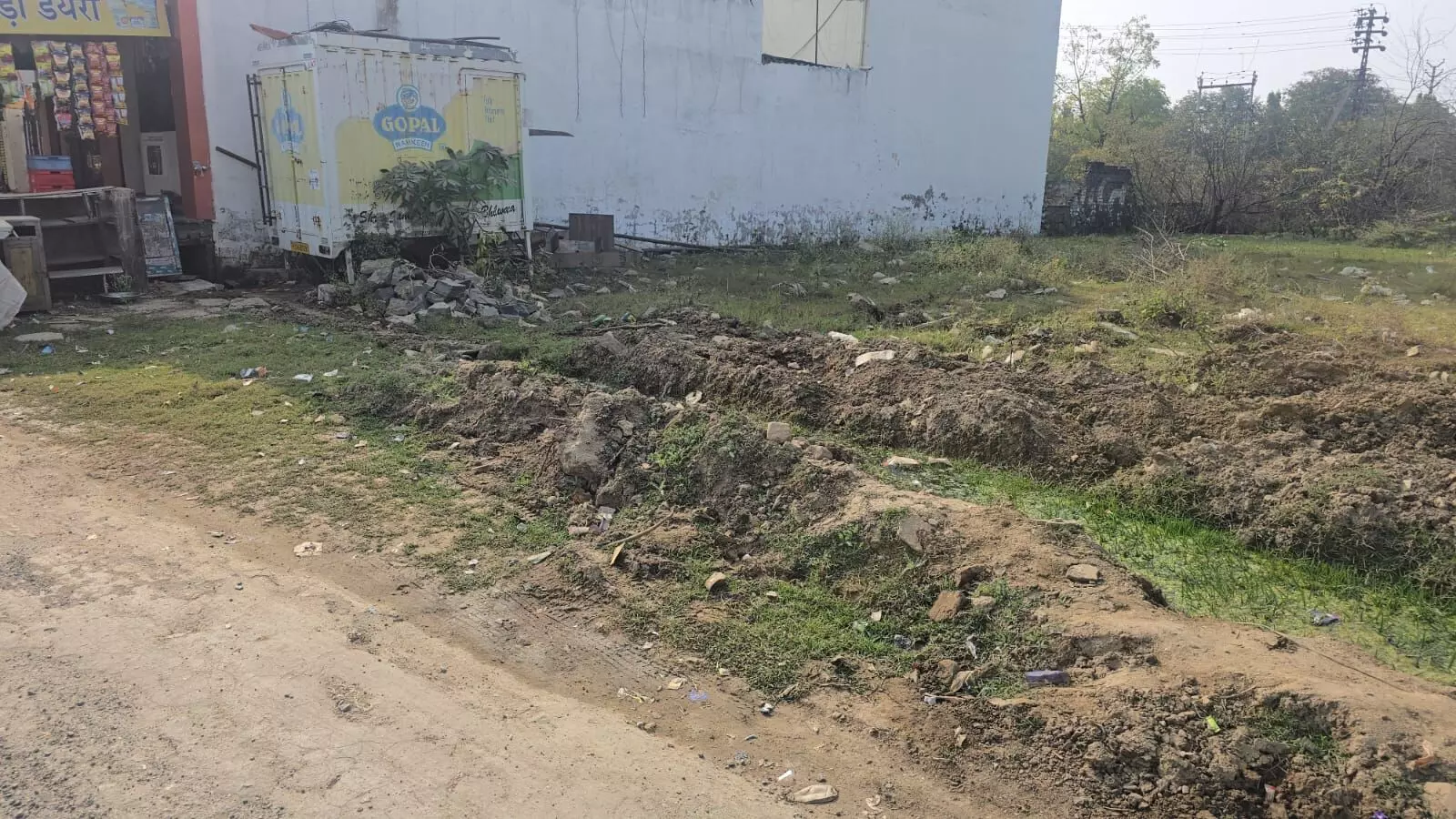 महावीर कॉलोनी वार्ड 16 में नाली निर्माण की कमी से बढ़ी गंदगी और परेशानी