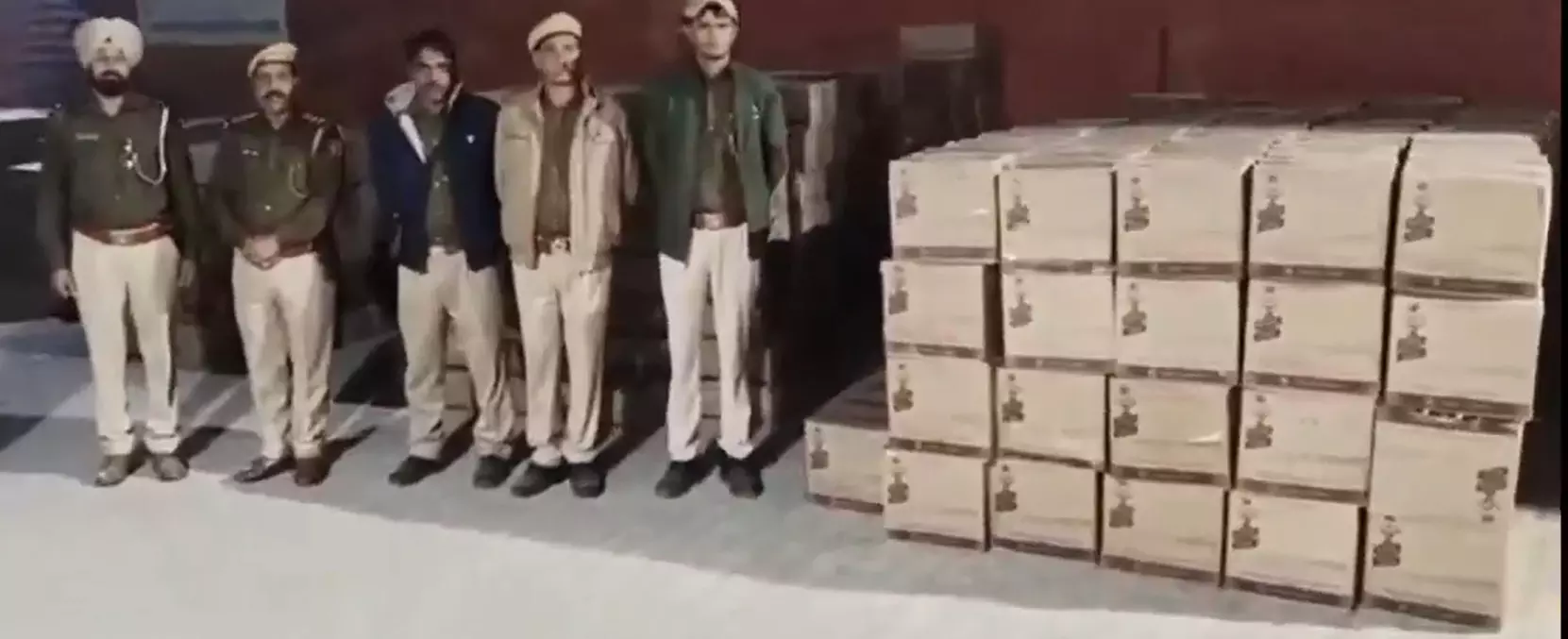 चावल के कट्टों के नीचे छिपी करोड़ों की शराब पकड़ी गई, ट्रक चालक फरार