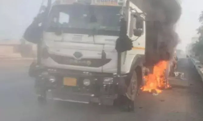 चलते ट्रेलर में अचानक लगी आग, बड़ा हादसा टला