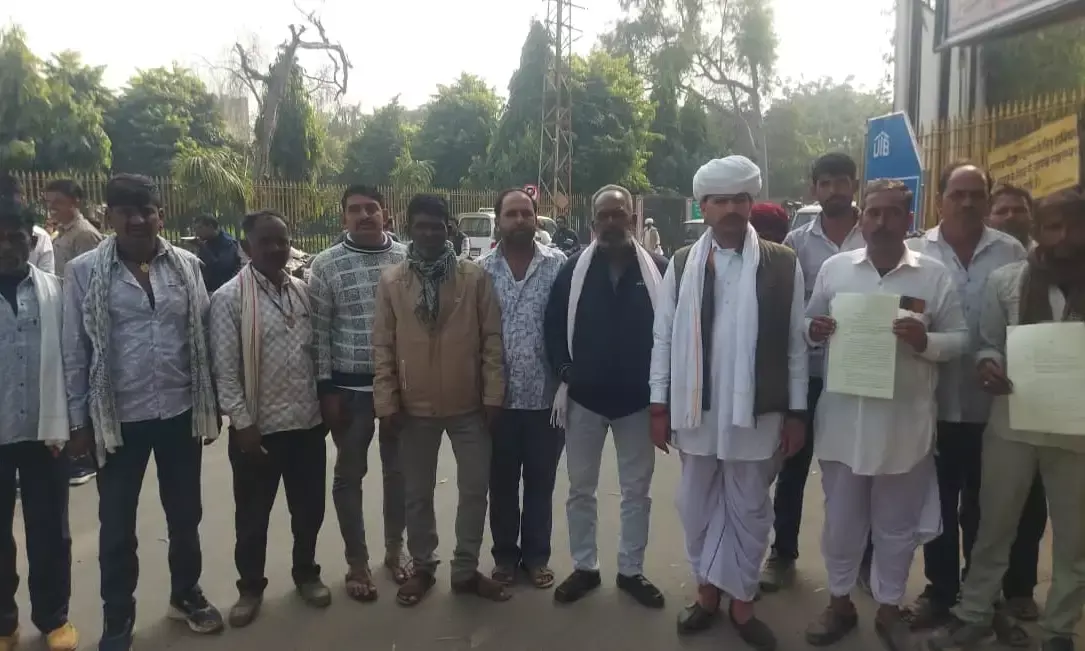 ग्राम पालसा को पुनः ग्राम पंचायत लूलास में रखने की मांग को लेकर ग्रामीणों ने जिला कलक्टर को सौंपा ज्ञापन