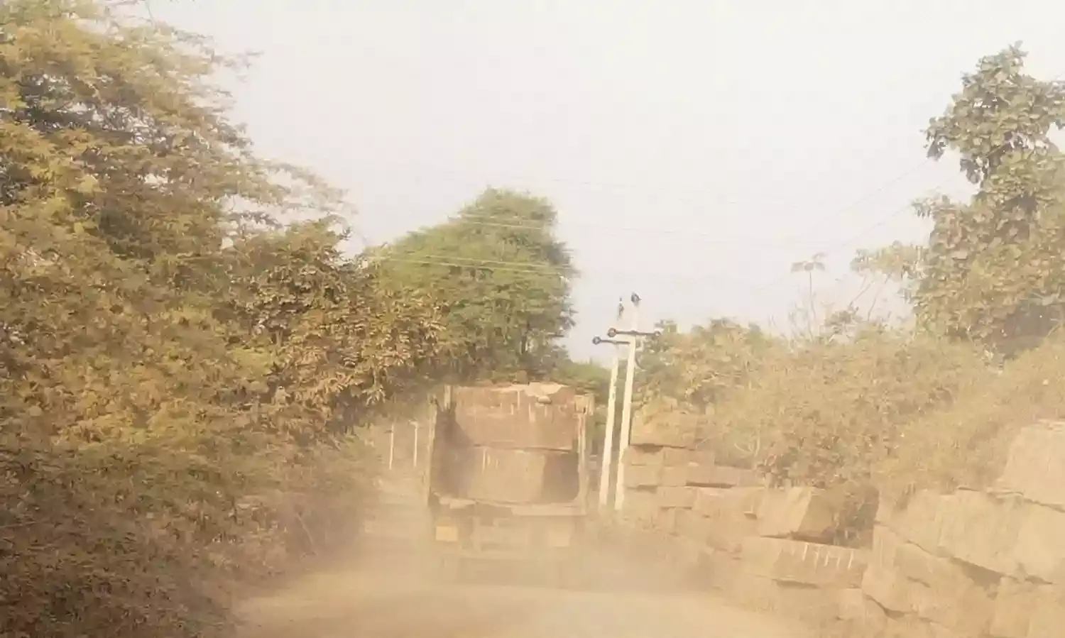 शंभुपुरा-सेटकुडिया सड़क बदहाल, धूल और कीचड़ से ग्रामीण और दुकानदार परेशान