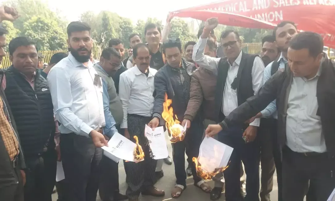 सेल्स प्रमोशन एम्प्लॉई एक्ट को बचाने और लेबर कोड खत्म करने की मांग को लेकर  प्रधानमंत्री के नाम ज‍िला कलेक्‍टर को सौंपा ज्ञापन, जलाई प्रत‍ियां