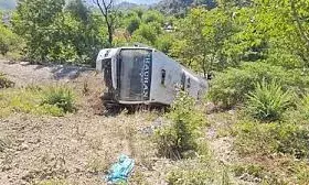 टिहरी में बस खाई में गिरी, गुजरात से आए पांच श्रद्धालुओं की मौत