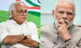 रुपये की गिरावट पर कांग्रेस ने सरकार पर हमला, PM मोदी के पुराने बयान भी किए साझा रुपये की गिरावट पर कांग्रेस ने सरकार पर हमला, PM मोदी के पुराने बयान भी किए साझा