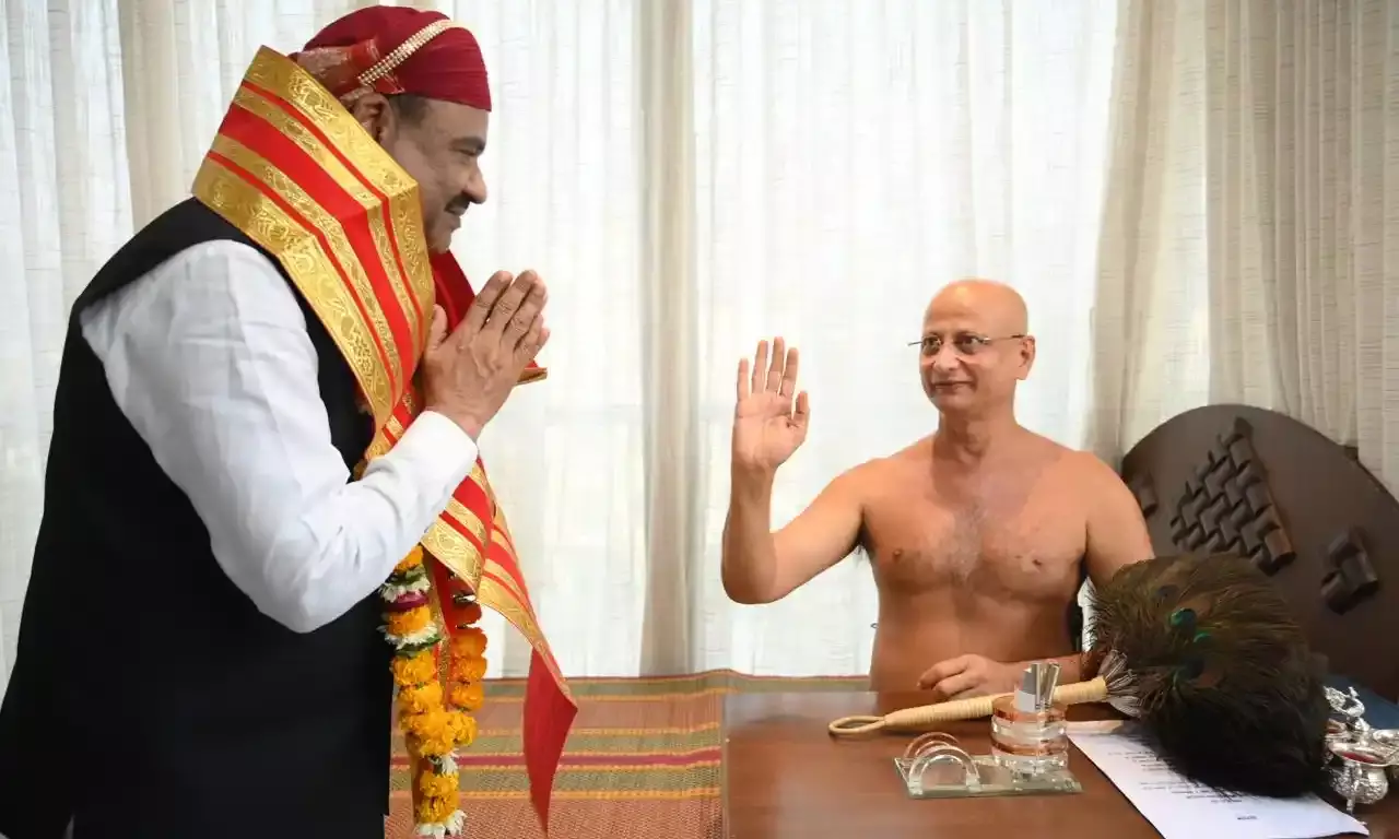लोकसभा अध्यक्ष ओम बिरला ने लिया राष्ट्रसंत पुलक सागर से आशीर्वाद