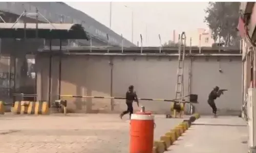 पाकिस्तान में पैरामिलिट्री फोर्स के हेडक्वार्टर पर आतंकी हमला, 3 की मौत,गोली बारी