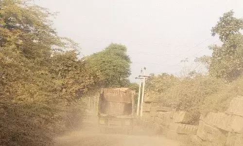 शंभुपुरा-सेटकुडिया सड़क बदहाल, धूल और कीचड़ से ग्रामीण और दुकानदार परेशान