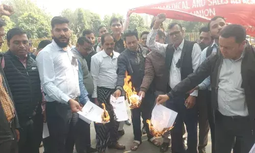 सेल्स प्रमोशन एम्प्लॉई एक्ट को बचाने और लेबर कोड खत्म करने की मांग को लेकर प्रधानमंत्री के नाम जिला कलेक्टर को सौंपा ज्ञापन, जलाई प्रतियां सेल्स प्रमोशन एम्प्लॉई एक्ट को बचाने और लेबर कोड खत्म करने की मांग को लेकर प्रधानमंत्री के नाम जिला कलेक्टर को सौंपा ज्ञापन, जलाई प्रतियां